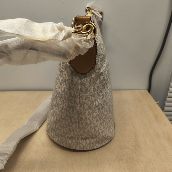 Michael Kors Brooke Bucket Handbag - Picture 3 of 14